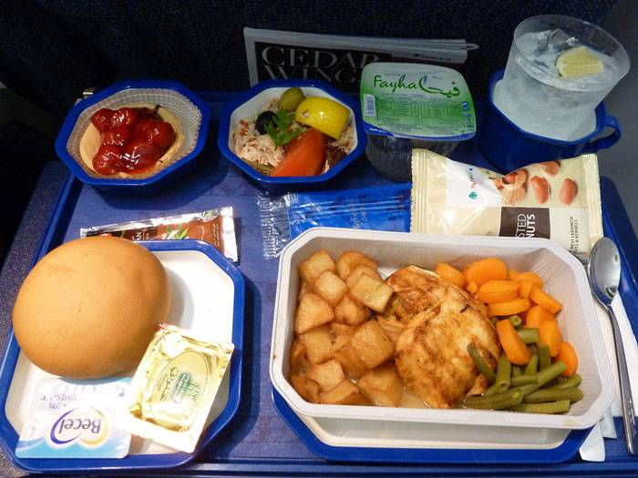 هل طيران العربية يقدم وجبات مجانية