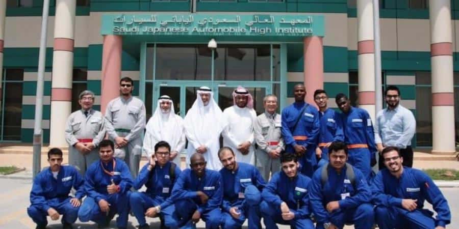 هل يوجد سكن في المعهد السعودي الياباني؟