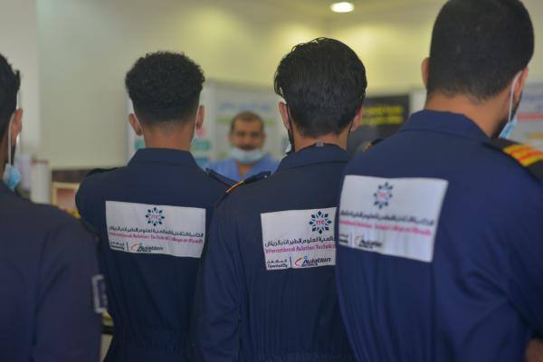 كم مكافأة طلاب الكلية التقنية العالمية لعلوم الطيران؟