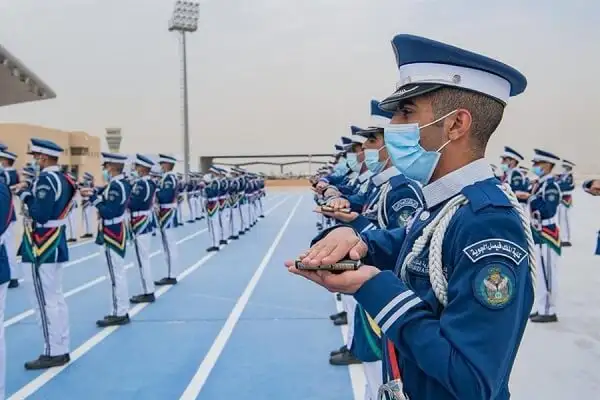 هل يوجد سكن طلاب في الكلية التقنية العالمية لعلوم الطيران؟